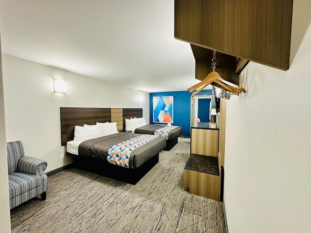 Northland Motel Superior Room 3 Queen Bed 2nd Floor 7