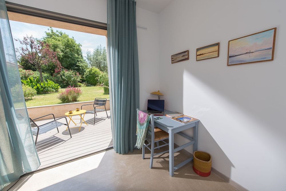 Hotel 96 Deluxe Room 29