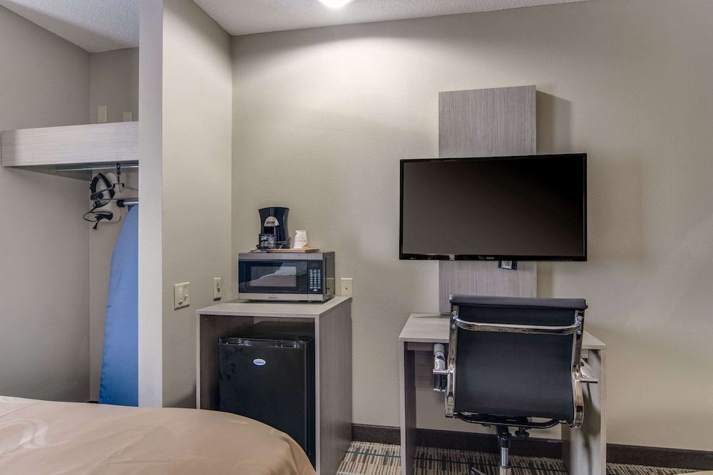 Quality Inn & Suites Grove City - Outlet Mall Standard Room, 2 Queen Beds, Non Smoking 5