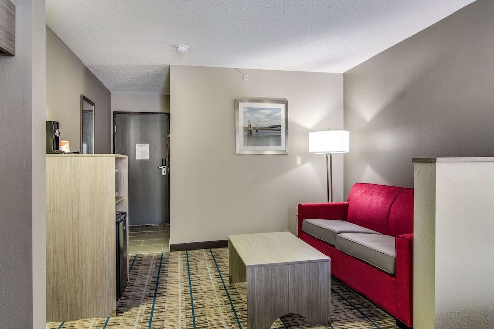 Quality Inn & Suites Grove City - Outlet Mall Suite, 1 Queen Bed with Sofa bed, Non Smoking 13