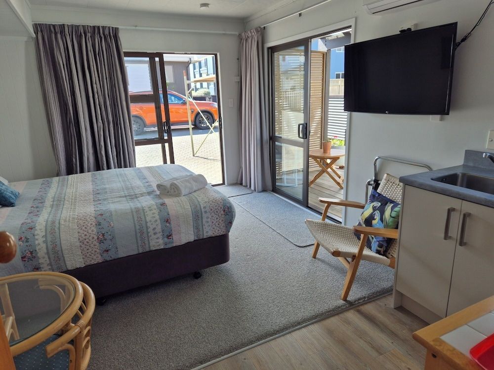 Blue Marlin Apartments Basic Studio, 1 King Bed 2