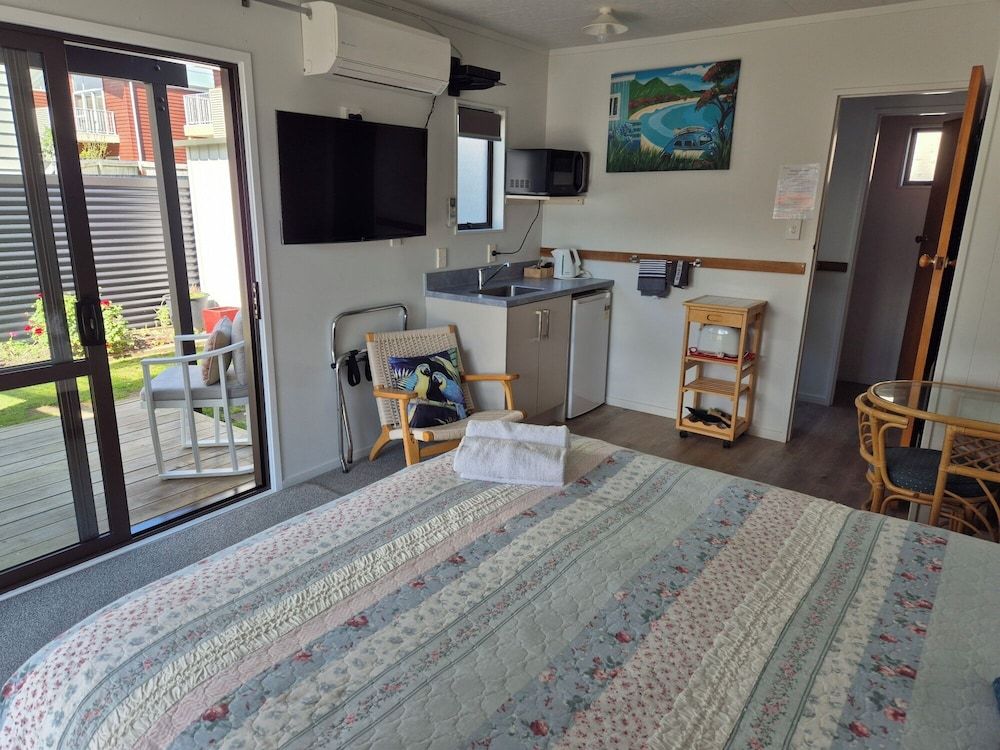 Blue Marlin Apartments Basic Studio, 1 King Bed 5