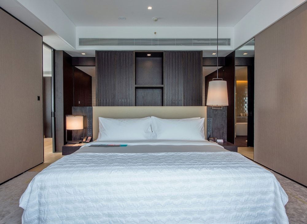 Executive Suite, 1 King Bed, City View