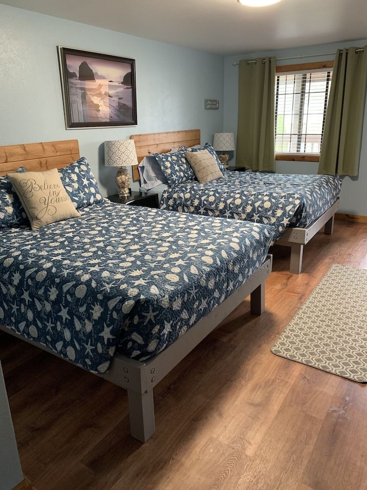 South Jetty Inn Basic Room, 2 Queen Beds (Unit 8 no pets allowed) 4