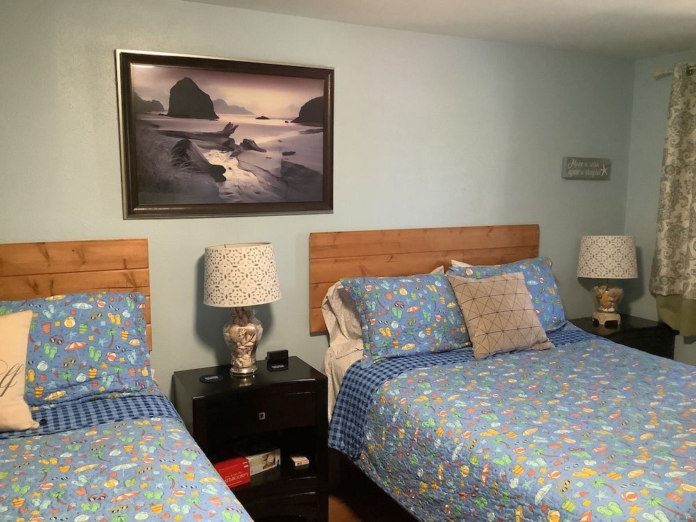 South Jetty Inn Basic Room, 2 Queen Beds (Unit 8 no pets allowed) 7