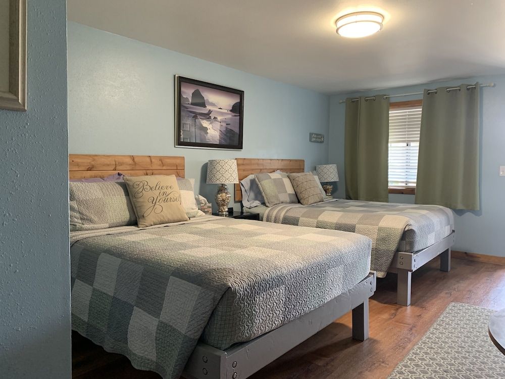 South Jetty Inn Basic Room, 2 Queen Beds (Unit 8 no pets allowed) 2