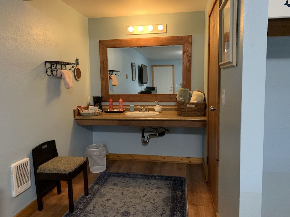 South Jetty Inn Basic Room, 2 Queen Beds (Unit 8 no pets allowed) 13