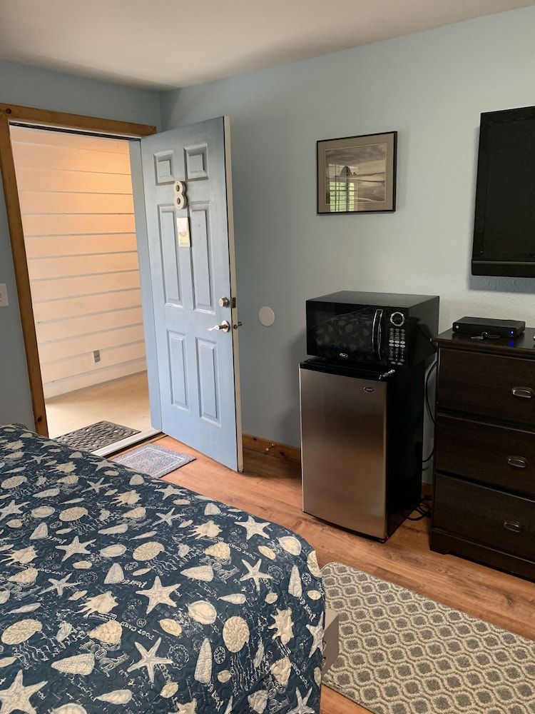 South Jetty Inn Basic Room, 2 Queen Beds (Unit 8 no pets allowed) 10