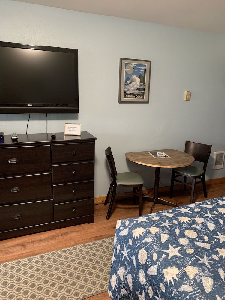 South Jetty Inn Basic Room, 2 Queen Beds (Unit 8 no pets allowed) 9