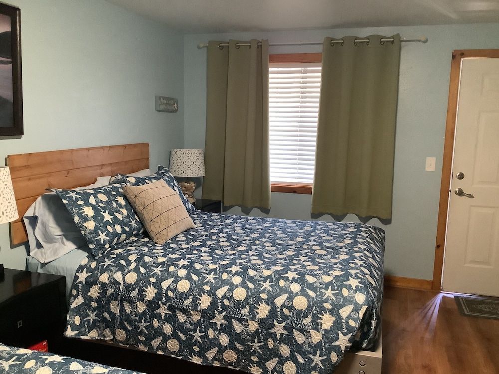 South Jetty Inn Basic Room, 2 Queen Beds (Unit 8 no pets allowed) 5