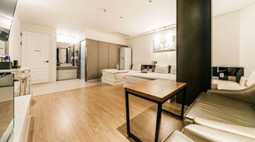 Hotel Insomnia Suite Twin Room 23