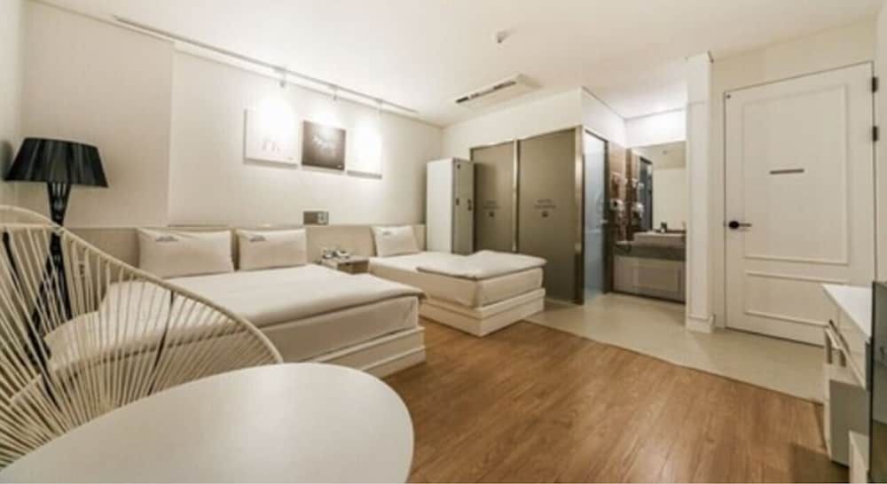 Hotel Insomnia Premium Twin Room 8