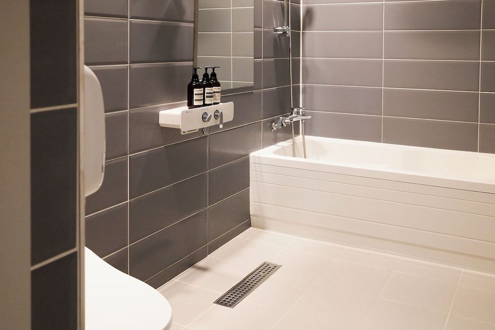 Hotel Insomnia Suite Twin Room 12