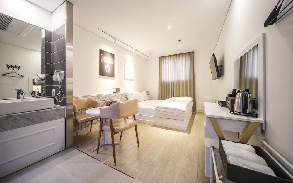 Hotel Insomnia Standard Room 5