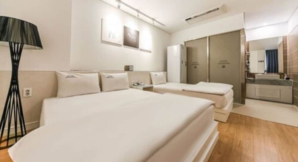 Hotel Insomnia Premium Twin Room