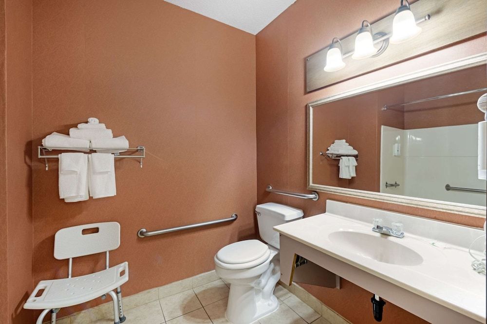 Quality Inn Bemidji Room, 1 Queen Bed, Accessible, Non Smoking 4