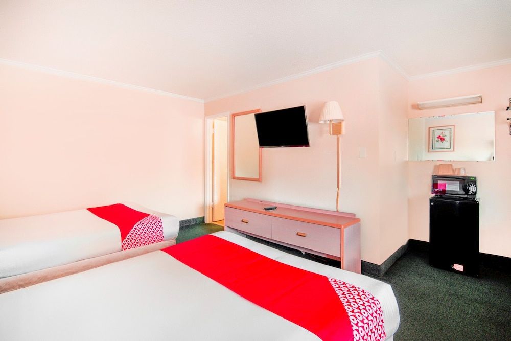 OYO Hotel Durham West Hills Room, 2 Double Beds, Smoking 2