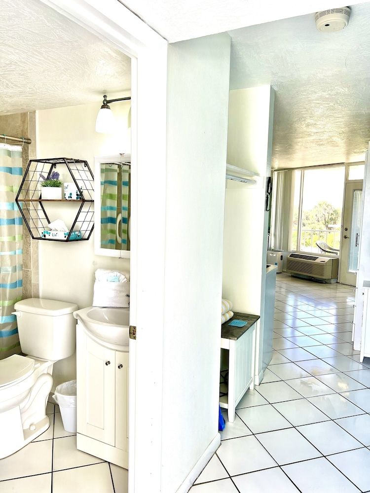 Symphony Beach Club Studio, Ocean View, Beachside (Beach Happy) 4