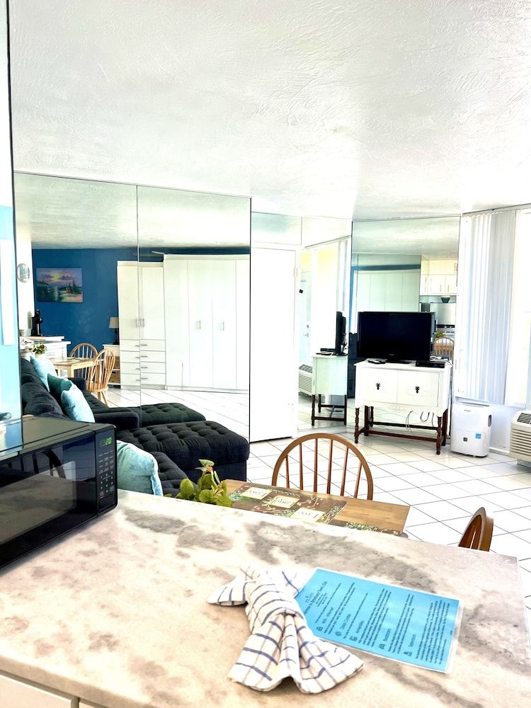 Symphony Beach Club Studio, Ocean View, Beachside (Beach Happy) 5