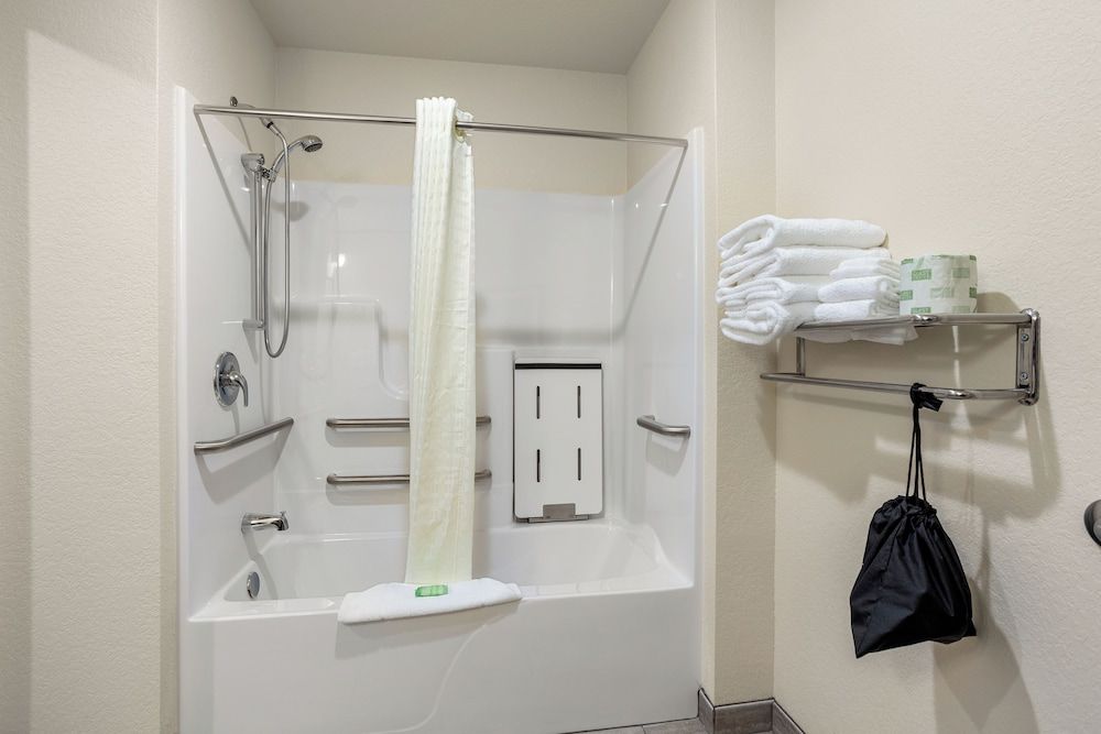 Cobblestone Hotel & Suites - De Pere/Green Bay Room, 1 King Bed, Accessible, Non Smoking (Guestroom) 3