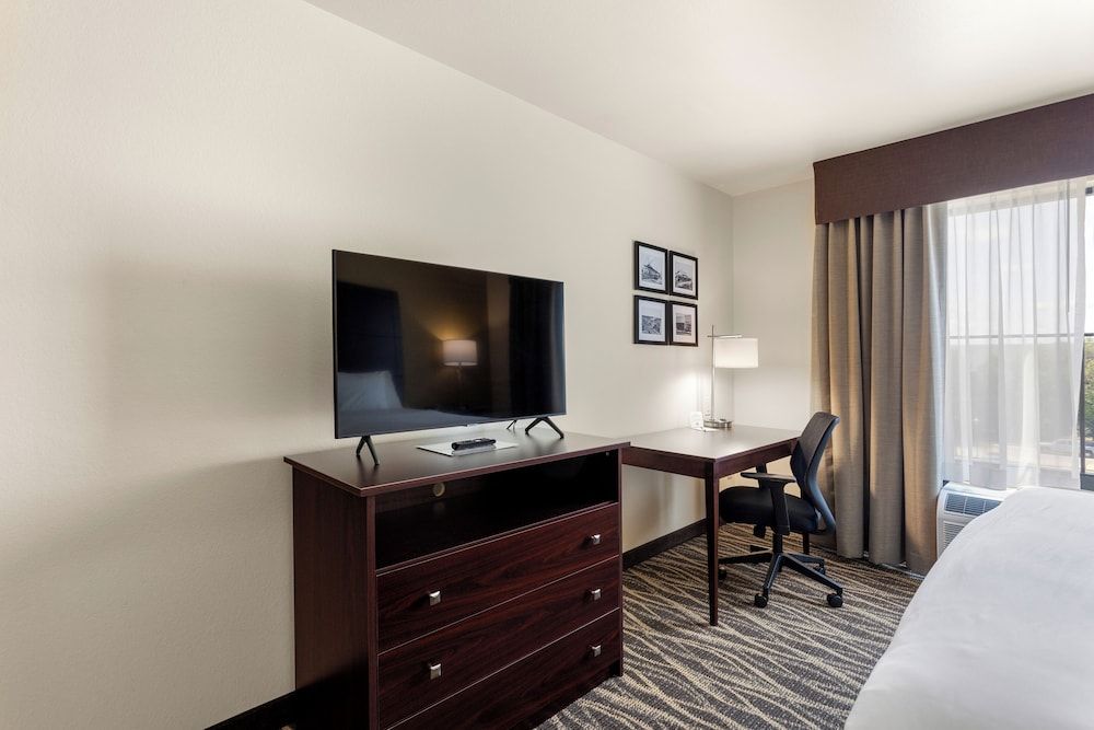 Cobblestone Hotel & Suites - De Pere/Green Bay Room, 1 King Bed, Non Smoking (Guestroom) 3