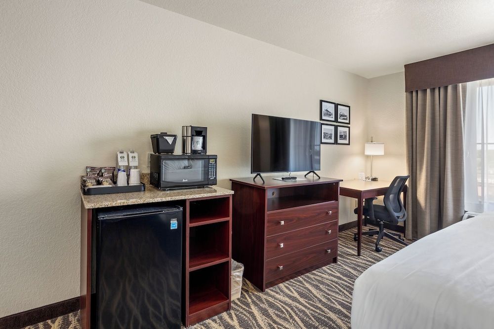 Cobblestone Hotel & Suites - De Pere/Green Bay Room, 1 King Bed, Accessible, Non Smoking (Guestroom) 4