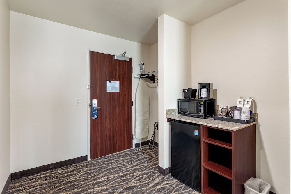 Cobblestone Hotel & Suites - De Pere/Green Bay Room, 1 King Bed, Non Smoking (Guestroom) 4