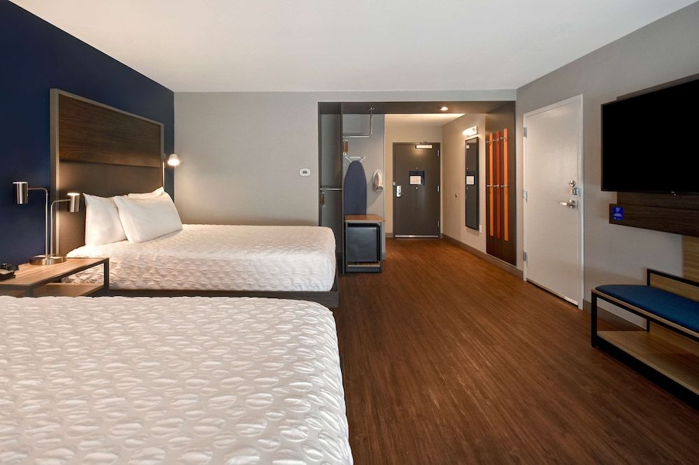 Room, 2 Queen Beds, Accessible (Mobility/Hearing, Roll In Shower)