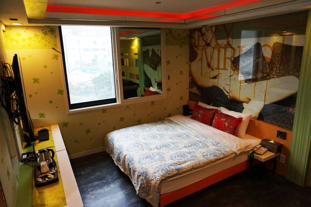 Ava Hotel Standard Double Room 2