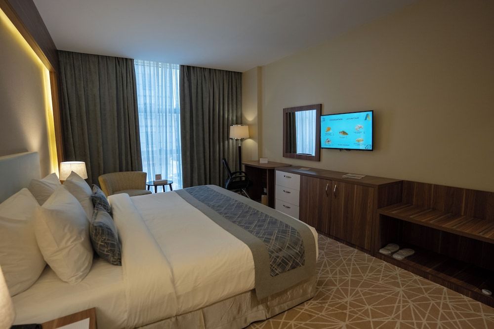 Rosemond Al Hamra Deluxe Room, 1 King Bed 3