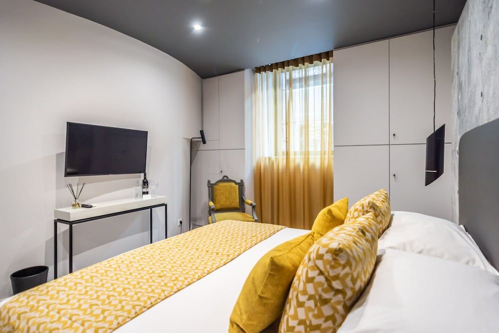 33 Solonos Suites Deluxe Room (Semi-basement) 4