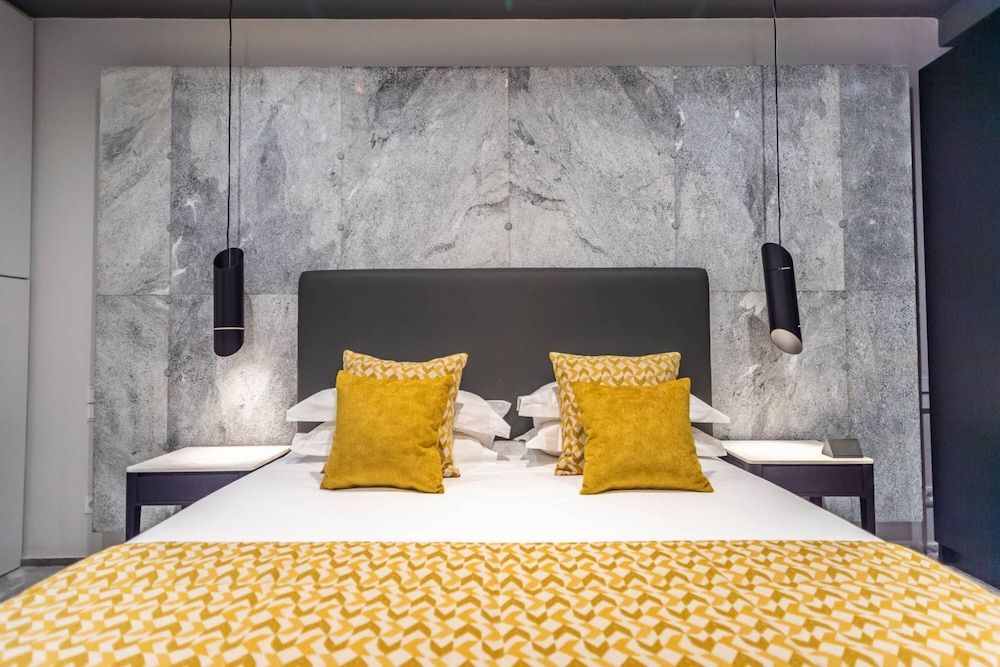 33 Solonos Suites Deluxe Room (Semi-basement) 7