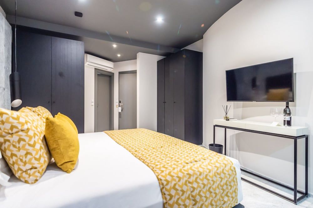 33 Solonos Suites Deluxe Room (Semi-basement) 6