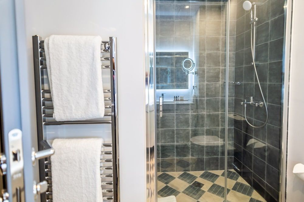 33 Solonos Suites Deluxe Room (Semi-basement) 10