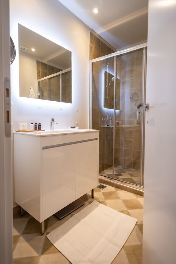 33 Solonos Suites Superior Room, 1 Queen Bed 7