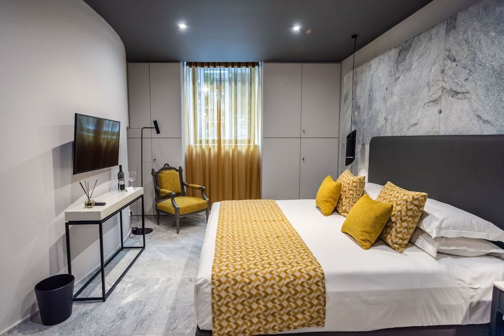 33 Solonos Suites Deluxe Room (Semi-basement) 3