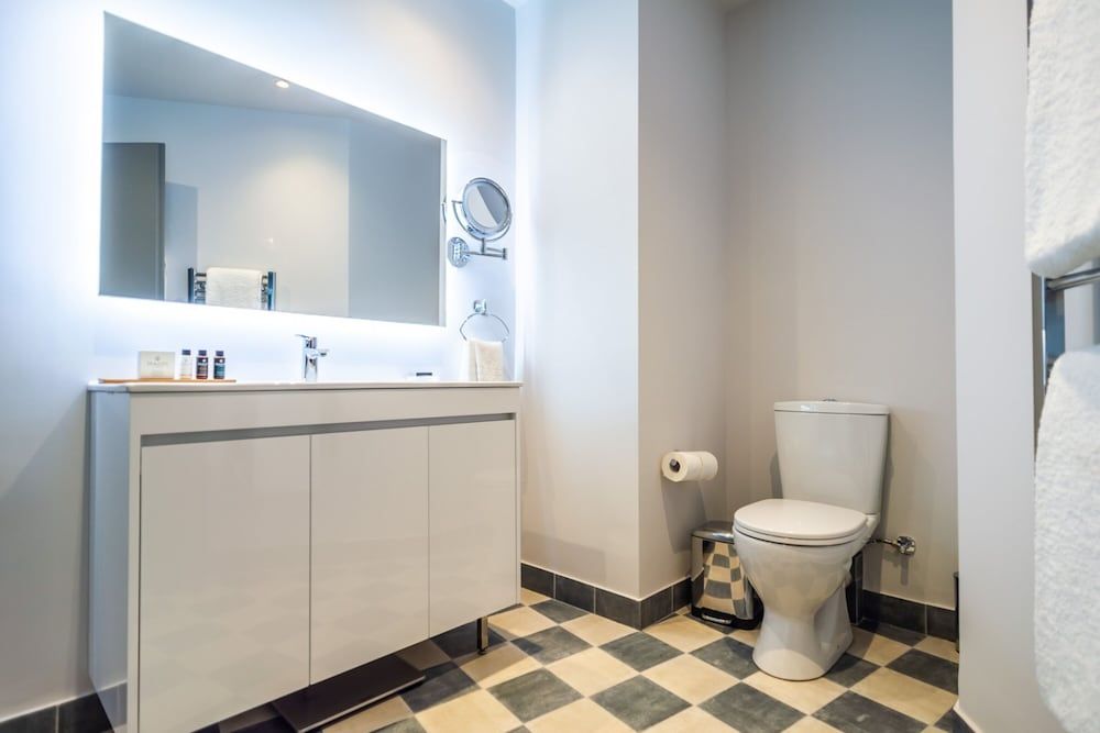 33 Solonos Suites Deluxe Room (Semi-basement) 8