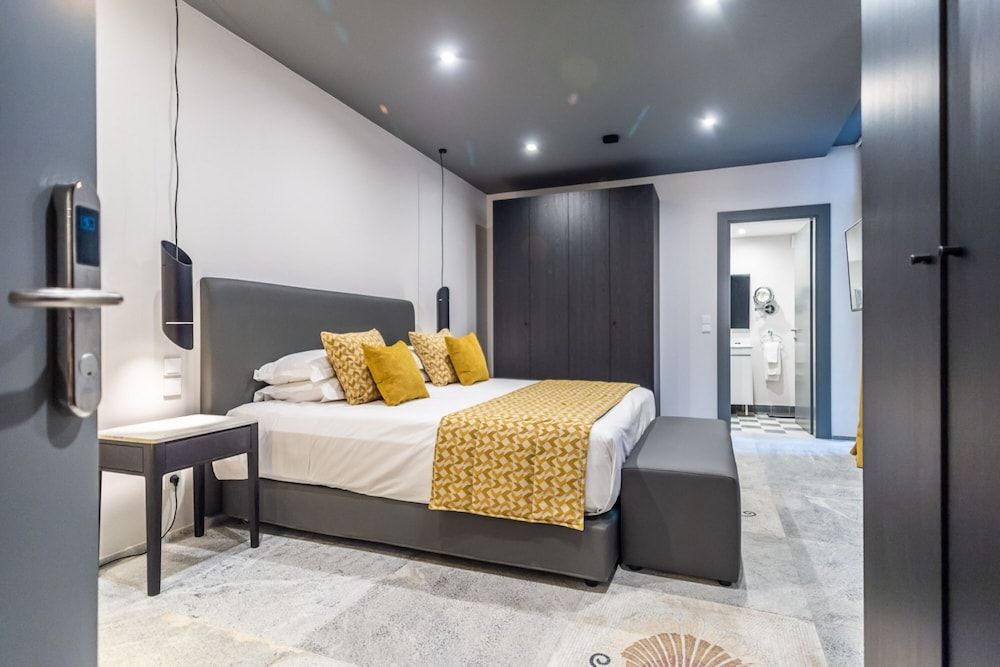 33 Solonos Suites Deluxe Room (Semi-basement) 5