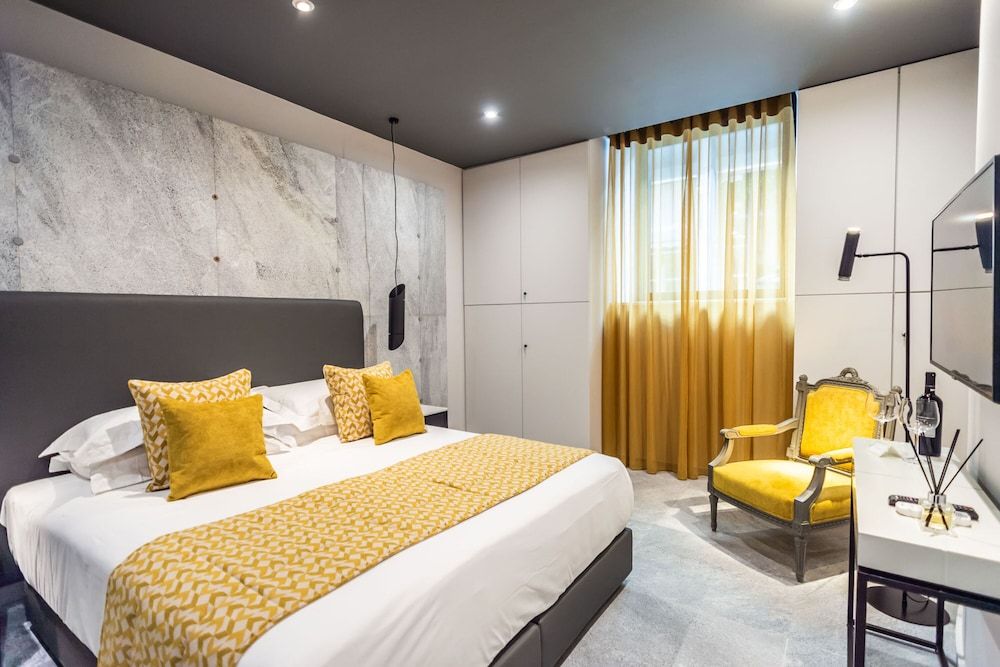 33 Solonos Suites Deluxe Room (Semi-basement)