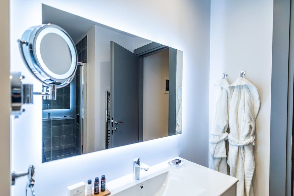 33 Solonos Suites Deluxe Room (Semi-basement) 9
