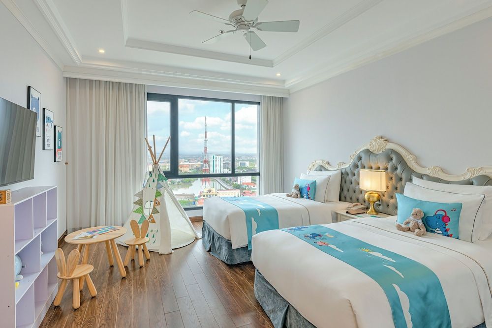 Family Room (4+2)