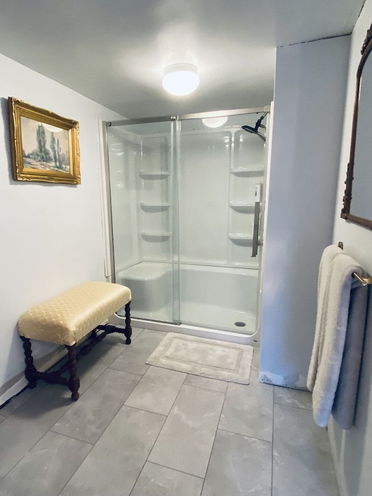 1000 Islands B&B – The Bulloch House King George VI, 1 King Bed, Non Smoking 7