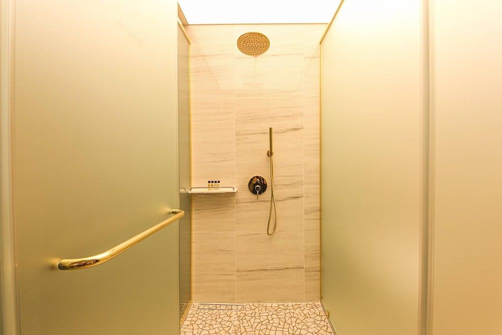 ACT Hotel Executive Suite Family 4