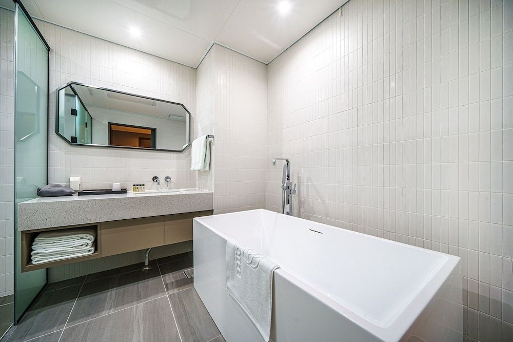 ACT Hotel Premiere Family 6