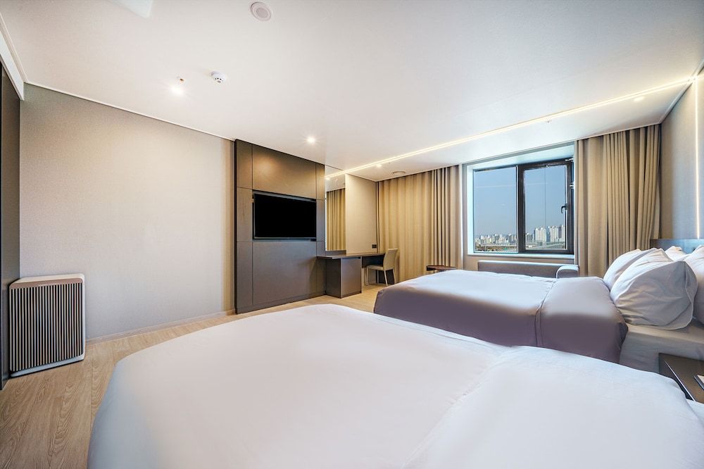 ACT Hotel Premiere Family 3