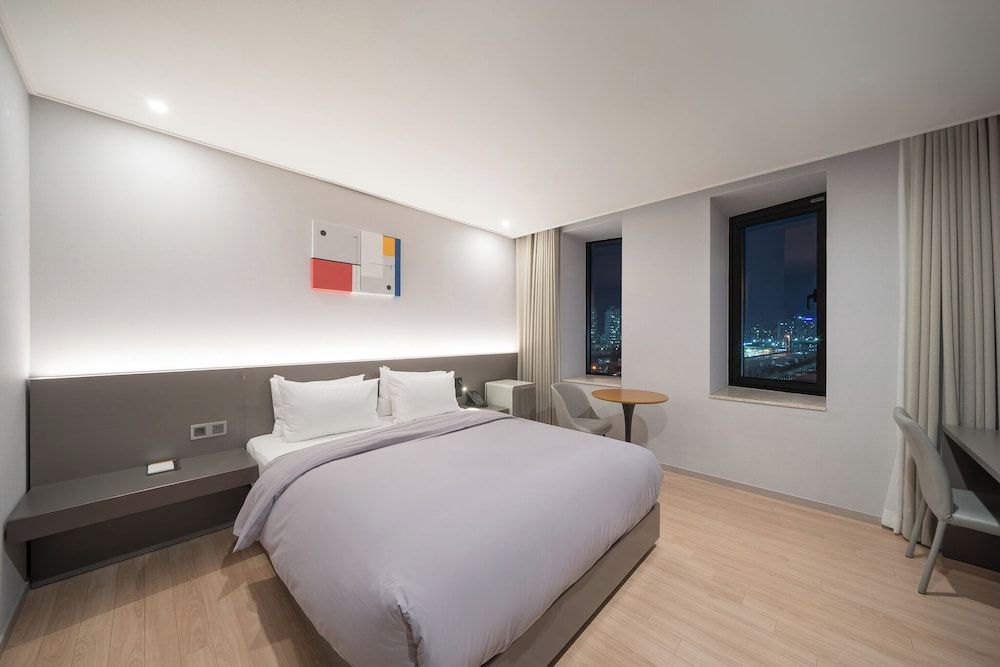 ACT Hotel Superior Double Room 3