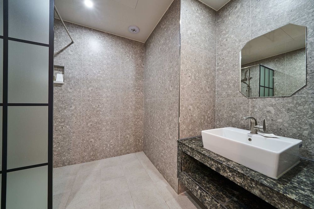 BON Hotel Standard Double Room 4