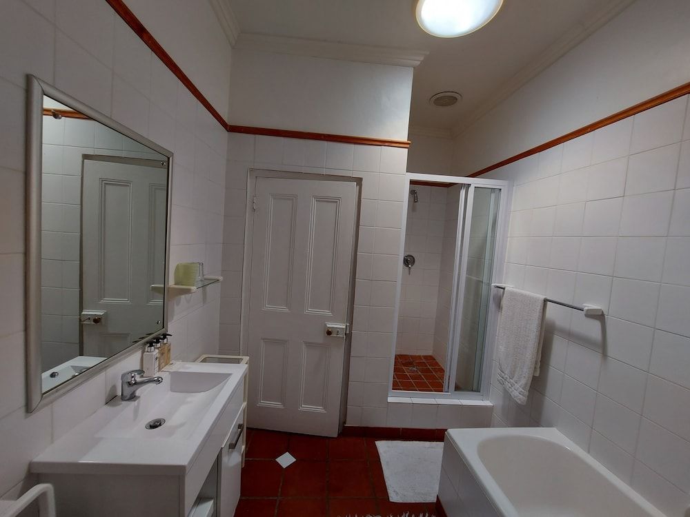 Newlands Guest House Deluxe Double Room, Ensuite 5