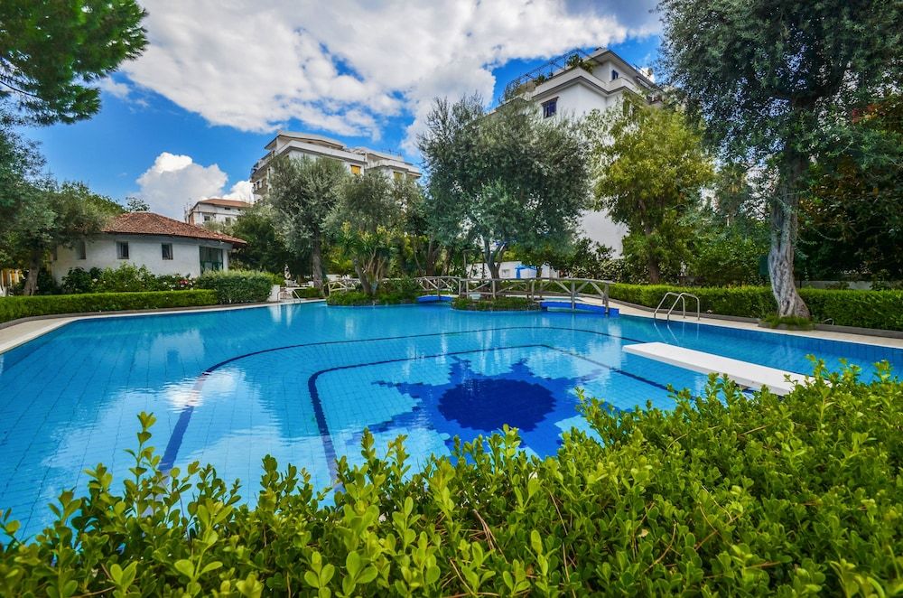 undefined Sorrento Pool&Suites 6