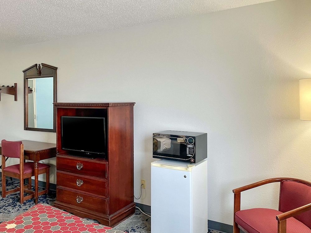 Rodeway Inn near I-35 Lamoni Standard Room, 2 Double Beds, Non Smoking 10